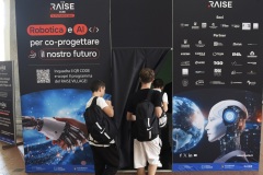 02_Ecosistema-RAISE-Raise-Cube-Raise-Village-2024-entrata_due_visitatori_alessandro_benedetti