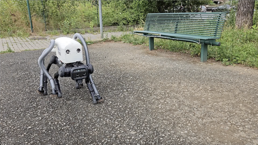 Ecosistema RAISE - VERO robot quadrupede guidato da intelligenza artificiale elimina mozziconi sigarette