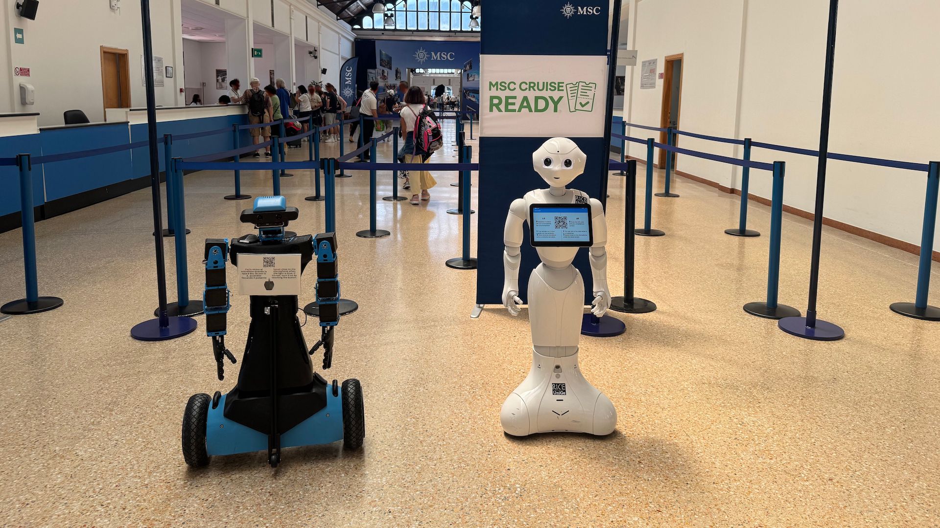 Pepper e Alter Ego alla Stazione Marittima per lo Spoke 4: accogliere i passeggeri delle navi da crociera e invitarli a valutare l’esperienza
